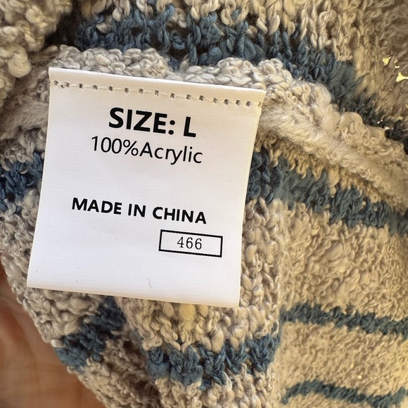 Stylish Gray Sweater with Vibrant Stripes - Picture 6 of 11